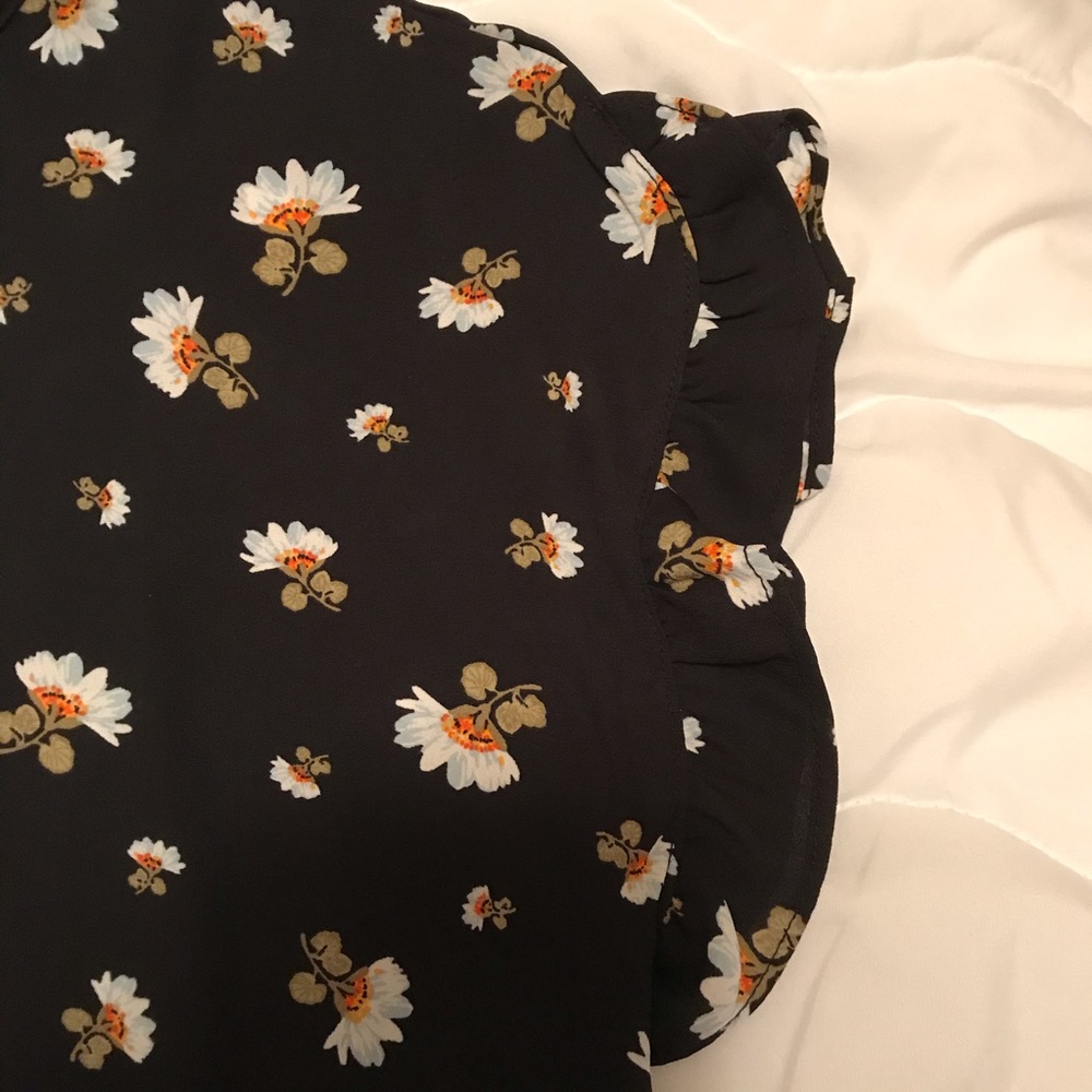 Daisy Pattern Short-Sleeve Top - Picture 2 of 3